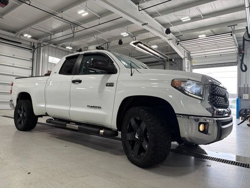Used 2018 Toyota Tundra SR5 w/ SR5 Upgrade Package AWD/4WD image 17