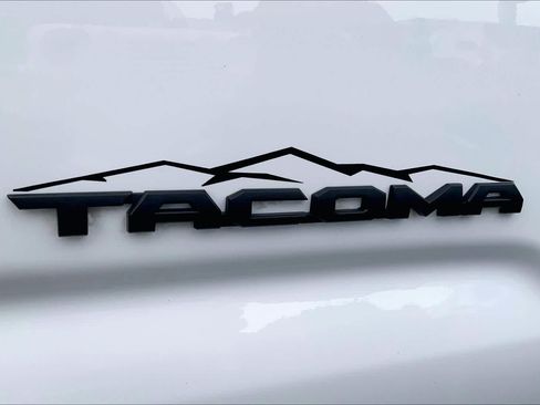 Used 2017 Toyota Tacoma SR5 w/ Tow Package RWD image 31