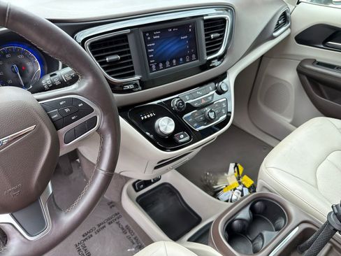 Used 2020 Chrysler Pacifica Touring-L w/ Tire & Wheel Group image 18