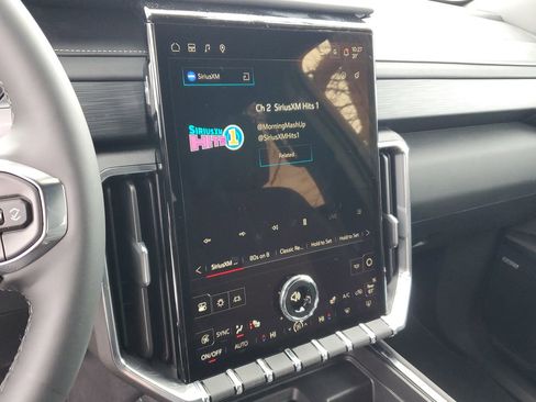 New 2025 GMC Acadia Elevation image 32