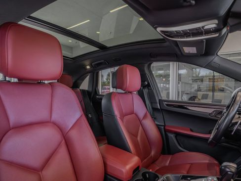 Used 2023 Porsche Macan AWD/4WD image 31