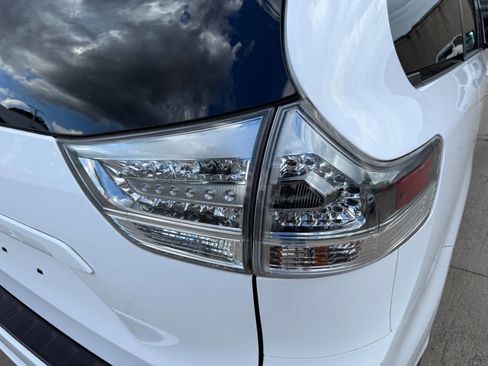 Used 2017 Toyota Sienna SE Premium image 19