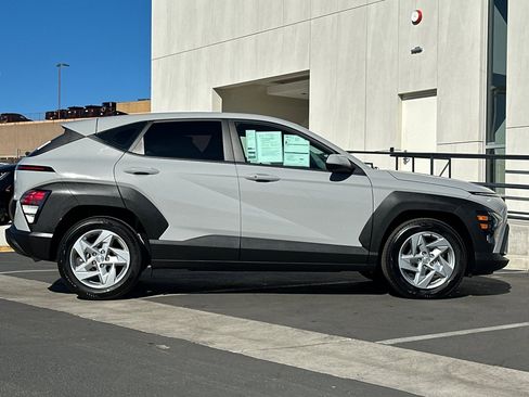 Used 2024 Hyundai Kona SE image 2