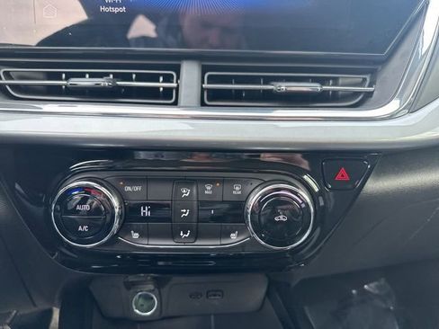 Used 2025 Chevrolet Trax LT w/ LT Convenience Package image 27