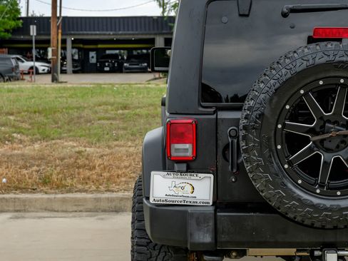 Used 2015 Jeep Wrangler Unlimited Sahara w/ Max Tow Package AWD/4WD image 47