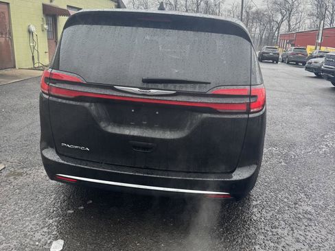 Used 2024 Chrysler Pacifica Touring-L image 6