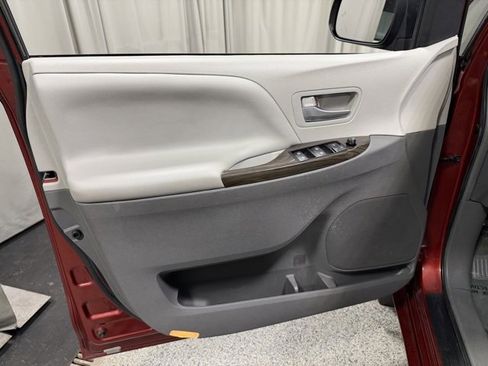 Used 2017 Toyota Sienna image 22