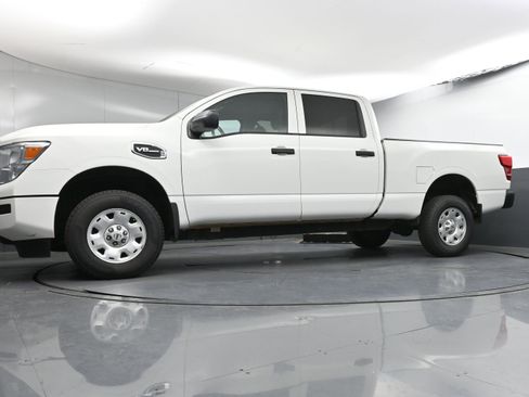 Used 2022 Nissan Titan S image 23