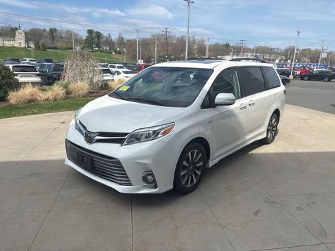 Used 2019 Toyota Sienna Limited Premium image 3