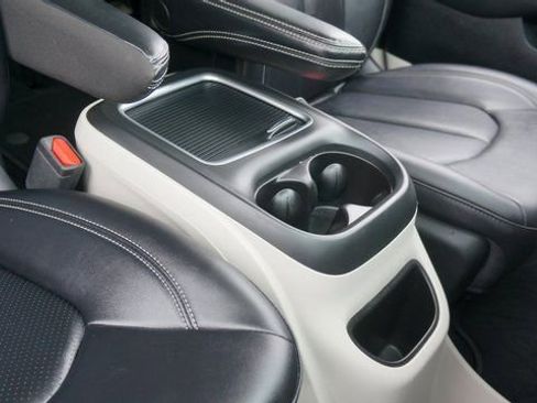 Used 2024 Chrysler Pacifica Touring-L image 55