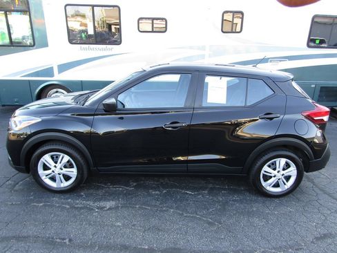 Used 2020 Nissan Kicks S FWD image 2