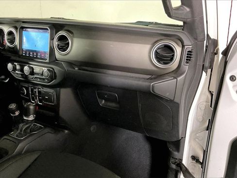 Used 2018 Jeep Wrangler Unlimited Sahara image 16