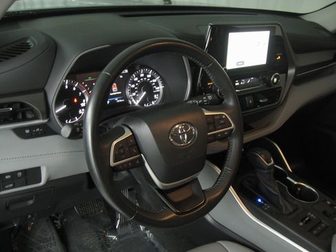 Used 2023 Toyota Highlander XLE image 12