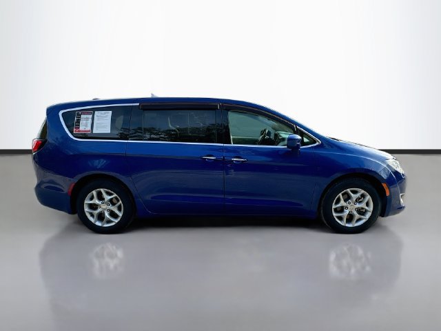 Used 2019 Chrysler Pacifica Touring Plus w/ Tire & Wheel Group FWD image 4