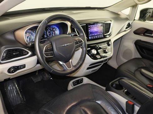 Used 2017 Chrysler Pacifica Touring-L w/ Tire & Wheel Group image 27