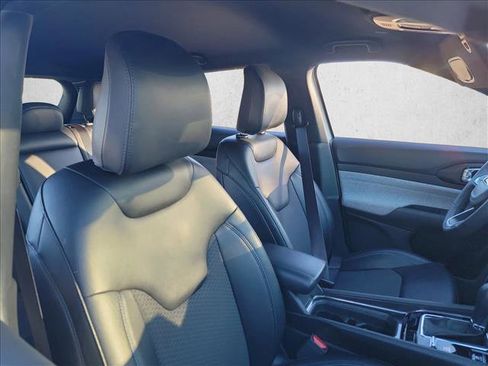 Used 2025 Jeep Compass Latitude image 15