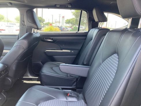 Certified 2025 Toyota Highlander XSE AWD/4WD image 11