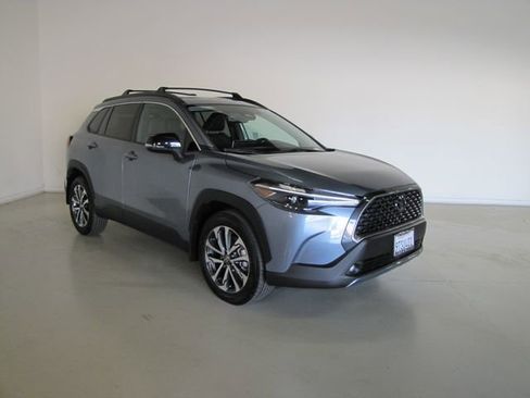 Used 2025 Toyota Corolla Cross XLE w/ Convenience Package AWD/4WD image 3