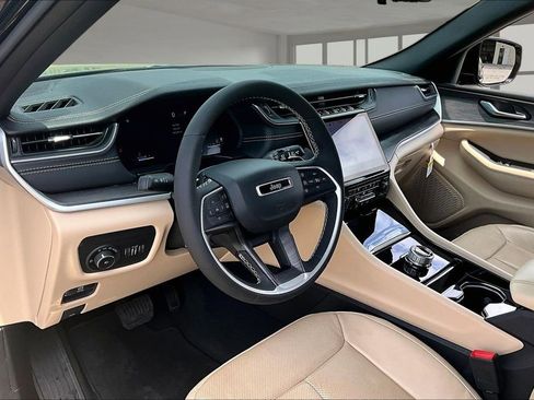 Used 2023 Jeep Grand Cherokee Limited w/ Luxury Tech Group II RWD image 16