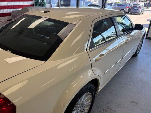 Used 2009 Chrysler 300 Touring RWD image 11