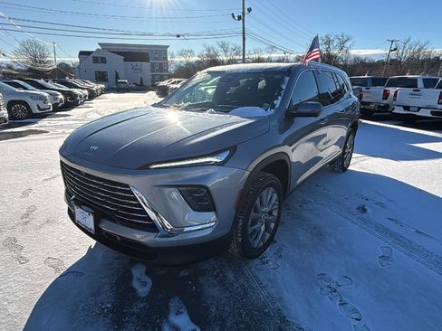 Used 2025 Buick Enclave Preferred image 3