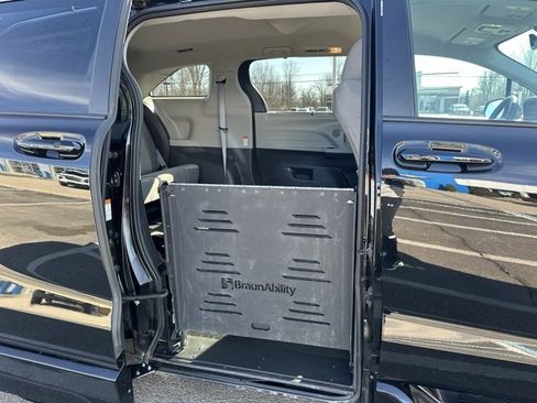 Used 2024 Toyota Sienna LE image 11