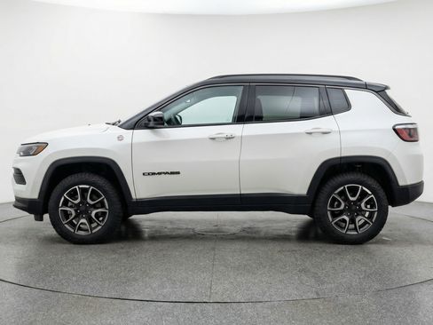 Used 2025 Jeep Compass Trailhawk image 5