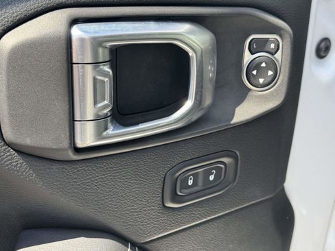 Used 2020 Jeep Wrangler Unlimited Sahara AWD/4WD image 17