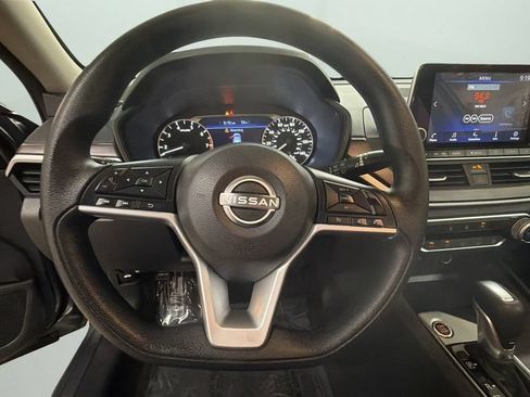 Used 2025 Nissan Altima 2.5 SV FWD image 12