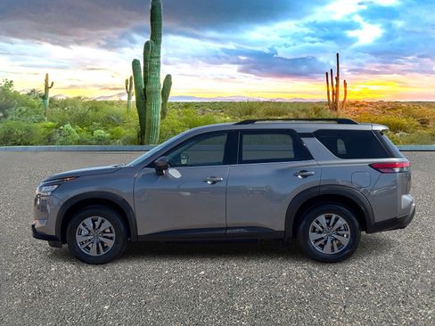 Used 2025 Nissan Pathfinder SV image 3
