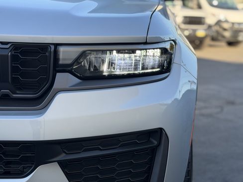 New 2026 Jeep Grand Cherokee Altitude image 13