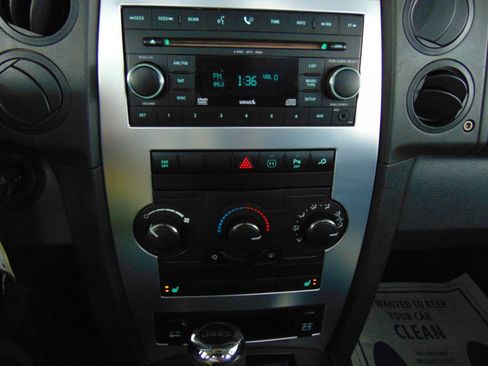 Used 2009 Jeep Commander Sport image 15