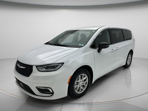 Used 2024 Chrysler Pacifica Touring-L FWD image 6