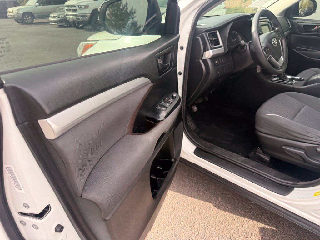 Used 2017 Toyota Highlander LE w/ Carpet Mat Package AWD/4WD image 16