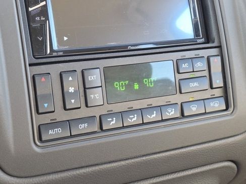 Used 2010 Lincoln Town Car Signature Limited image 17