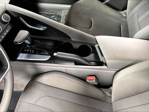 Used 2025 Hyundai Elantra SE FWD image 18
