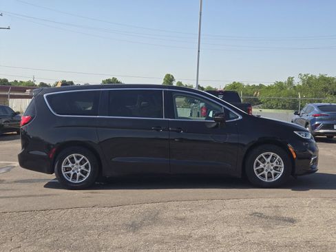 Used 2023 Chrysler Pacifica Touring-L FWD image 7