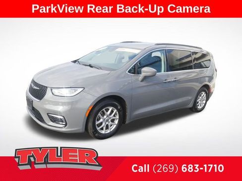 Used 2022 Chrysler Pacifica Touring-L FWD image 3