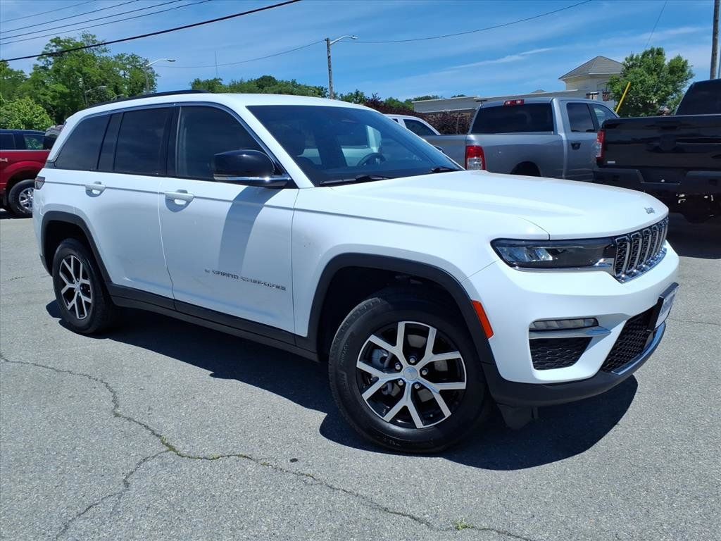 Used 2025 Jeep Grand Cherokee Limited AWD/4WD image 2