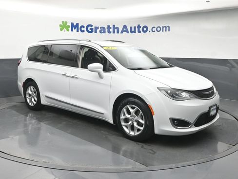 Used 2018 Chrysler Pacifica Touring-L Plus w/ Tire & Wheel Group FWD image 2
