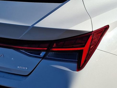 Used 2024 Hyundai Elantra Limited image 12