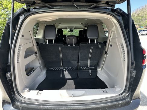 Used 2024 Chrysler Pacifica Touring-L FWD image 28