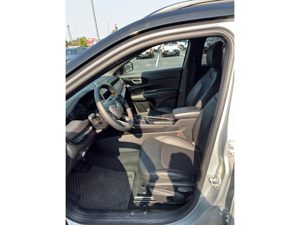 Used 2025 Jeep Compass Trailhawk AWD/4WD image 11