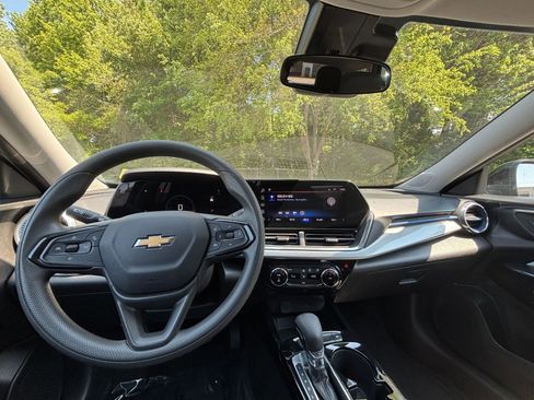 Used 2025 Chevrolet Trax LT FWD image 34