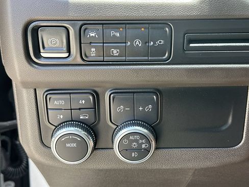 Certified 2022 GMC Yukon SLT w/ SLT Premium Package AWD/4WD image 18