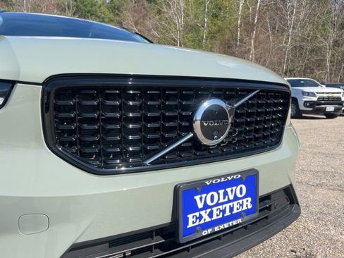 Used 2025 Volvo XC40 B5 Plus image 14