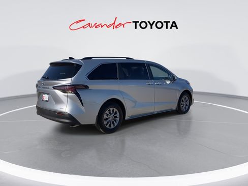 Certified 2025 Toyota Sienna XLE image 8