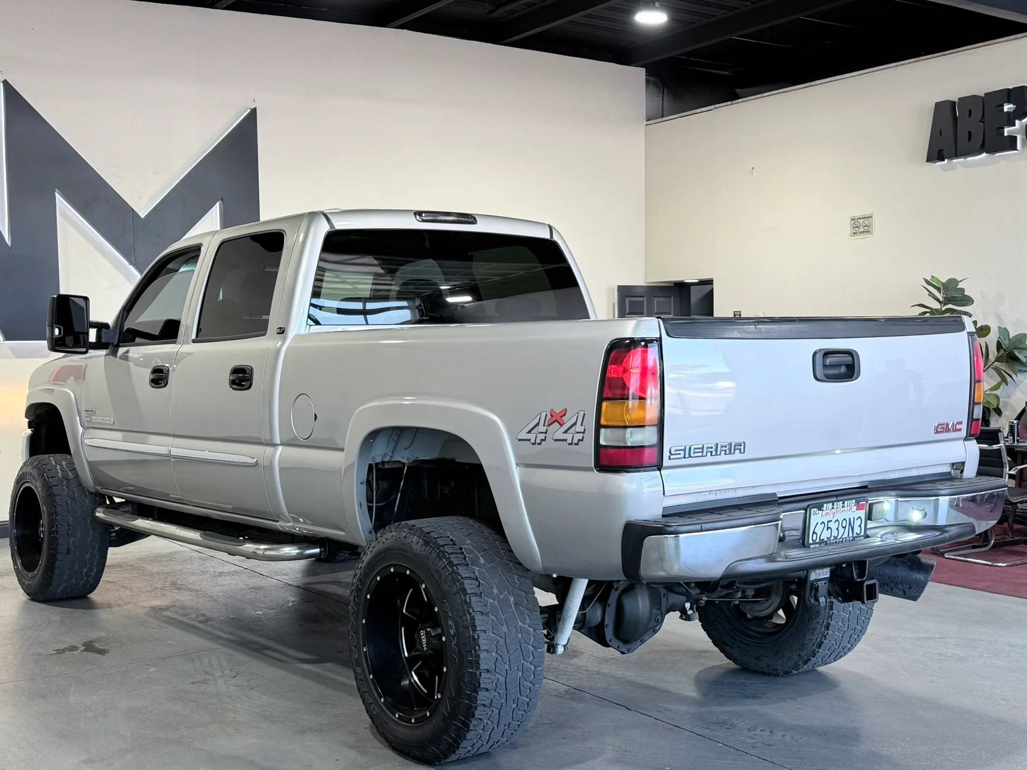 Used 2004 GMC Sierra 2500 SLT w/ Heavy-Duty Power Package AWD/4WD image 6
