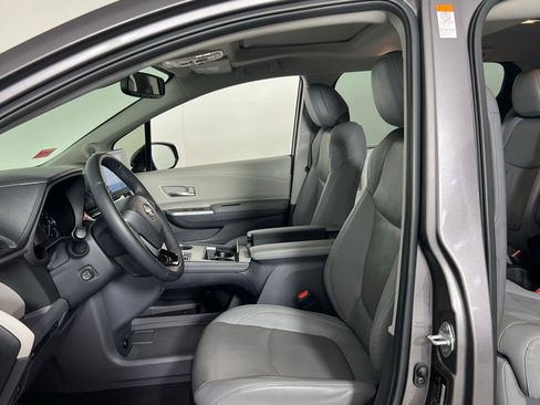 Used 2023 Toyota Sienna Limited image 21