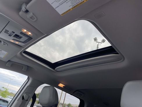 Used 2024 Toyota Sienna XLE FWD image 19